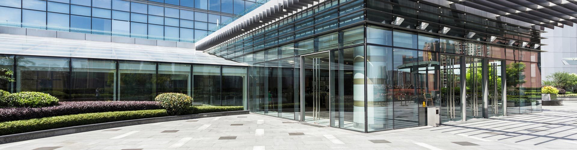 Saubere Fenster an einem Bürogebäude